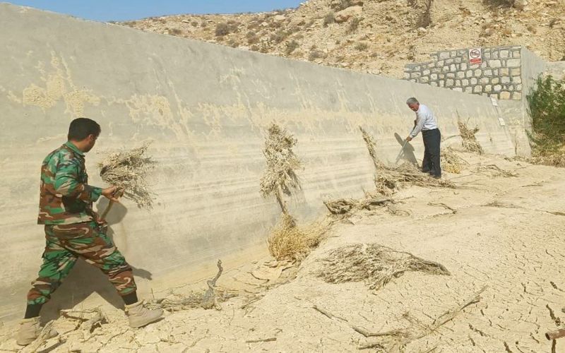 بازدید و رفع انسداد لوله‌های خروجی سدهای آبخیزداری در شهرستان دیر