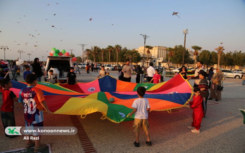 آسمان بوشهر با «لبخند کودکان» رنگین شد؛ برگزاری جشن بزرگ پرواز بادبادک‌ها در ساحل خلیج فارس