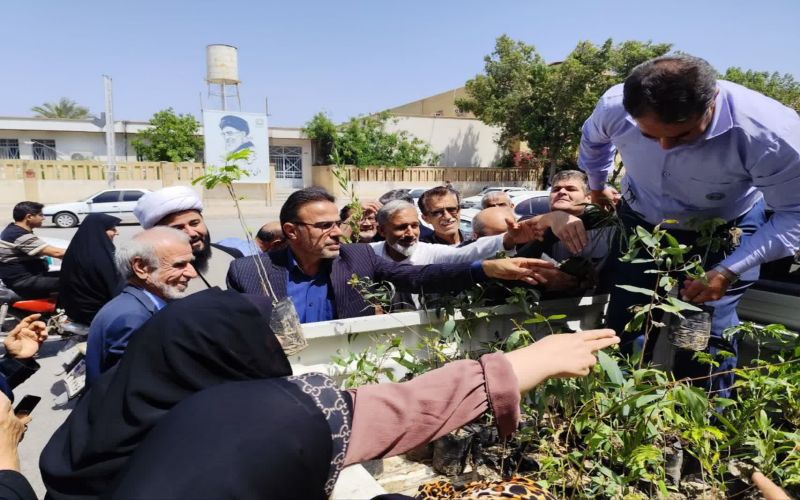 در اجرای طرح ملی «پویش سرو ایران»، در تاریخ جمعه ۲۸فروردین ماه ۱۴۰۵هم‌زمان با برگزاری نماز جمعه، آیین توزیع رایگان نهال در مصلی نماز جمعه بوشهر برگزار شد.