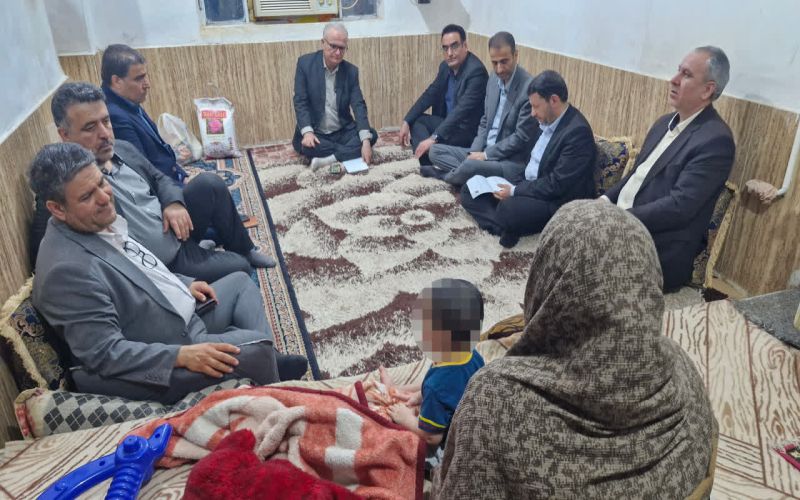 سرکشی رئیس کل دادگستری بوشهر از ۹ خانواده زندانیان نیازمند در بوشهر و دشتستان/ تاکید بر حمایت‌های معیشتی و رسیدگی به مشکلات قضایی مددجویان
