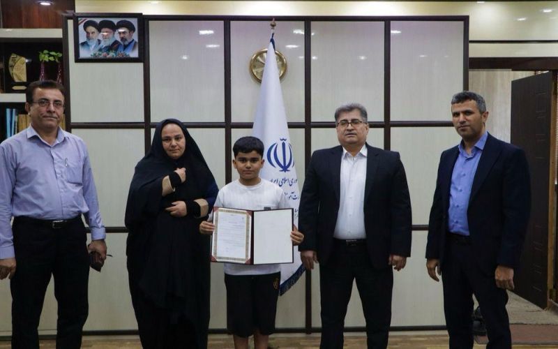 دانش‌آموز نخبه بوشهری با مدیرکل آموزش و پرورش استان بوشهر دیدار کرد