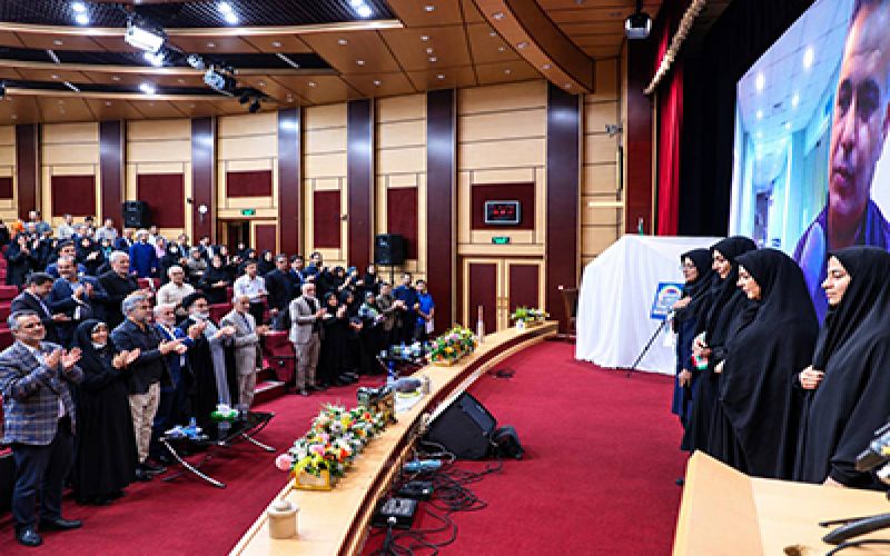 وزیر بهداشت در آیین گرامیداشت هفته دفاع مقدس تأکید کرد؛ ثبت حماسه‌های کادر درمان ادای دین به ایثارگران است /تقدیر ویژه از روایتگران ایثار در مرکز آموزشی درمانی شهدای خلیج‌فارس بوشهر