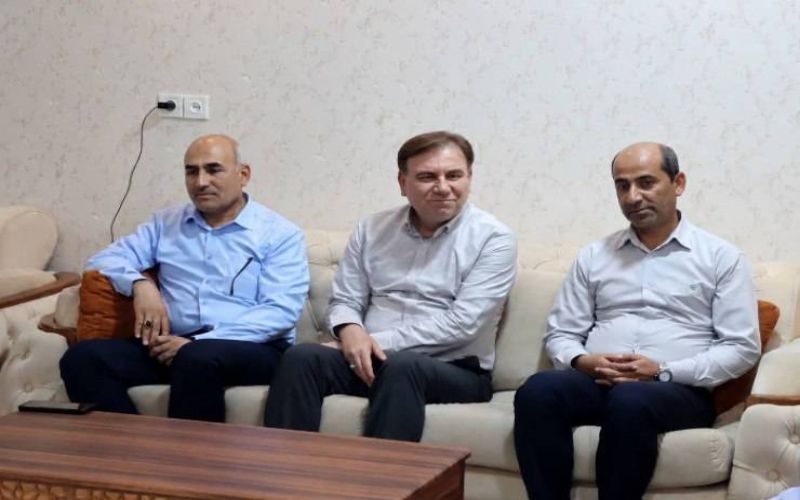 استاندار بوشهر با خانواده مرحوم یوسفی نیا معاون فقید هلال احمر استان دیدار و گفت‌وگو کرد